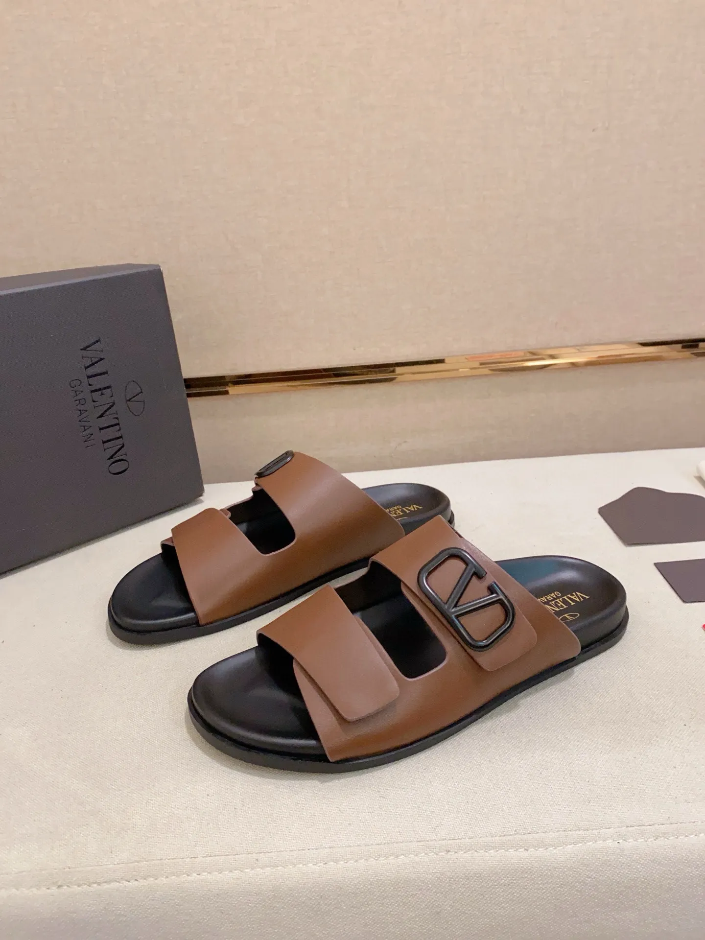 Men's shoes💰: 440💰[Valentino] New men's boutique slippers, counter quality, classic plaid, the actual workmanship is quite complex🔰The uppers are made of imported fabrics➕🐑Sheepskin lining, which tests the craftsman's craftsmanship➕original PU outsole. Size: 38-44 (45 can be customized, non-refundable)